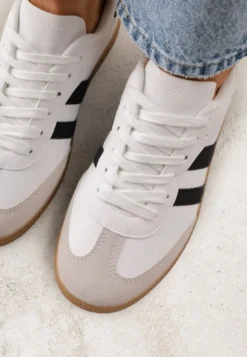 Biało-Czarne Casualowe Sneakersy na Płaskiej Podeszwie z Paskami Jereria