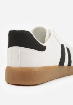 Biało-Czarne Casualowe Sneakersy na Płaskiej Podeszwie z Paskami Jereria