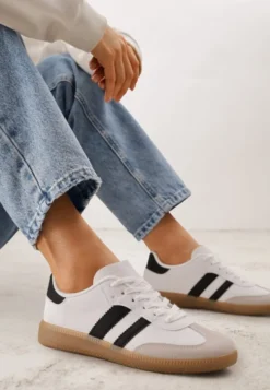 Biało-Czarne Casualowe Sneakersy na Płaskiej Podeszwie z Paskami Jereria