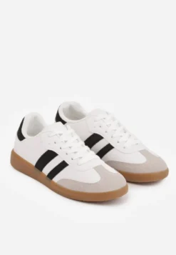 Biało-Czarne Casualowe Sneakersy na Płaskiej Podeszwie z Paskami Jereria