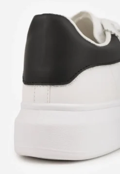 Biało-Czarne Casualowe Sneakersy z Zawieszką Misiem Ulevidia
