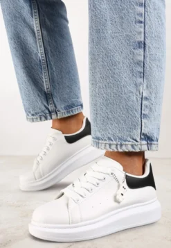 Biało-Czarne Casualowe Sneakersy z Zawieszką Misiem Ulevidia