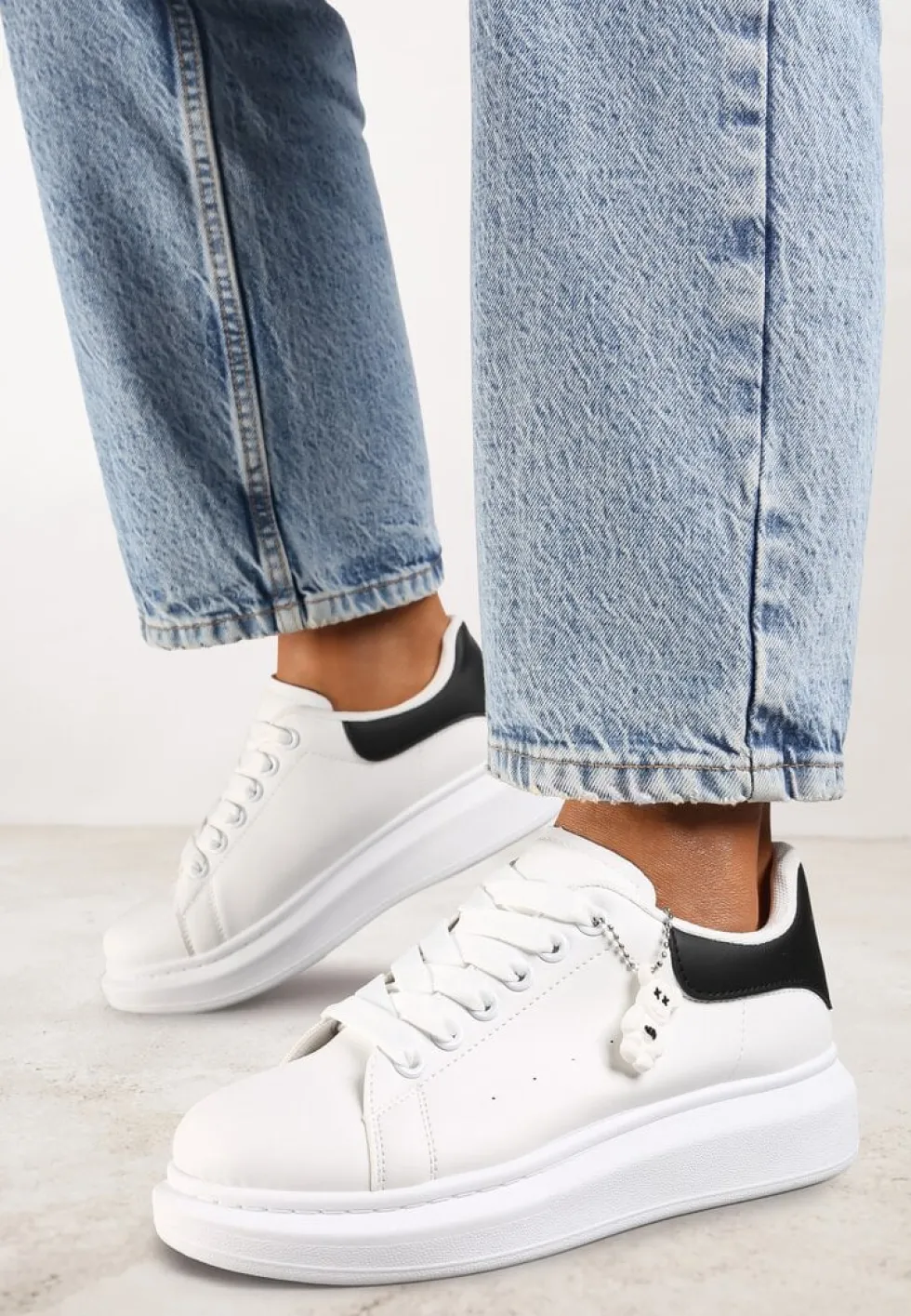 Biało-Czarne Casualowe Sneakersy z Zawieszką Misiem Ulevidia