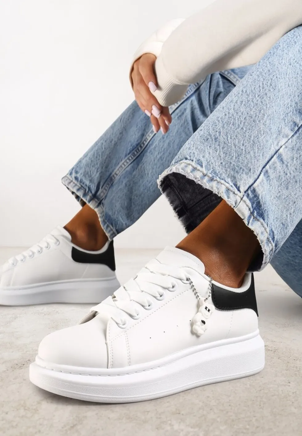 Biało-Czarne Casualowe Sneakersy z Zawieszką Misiem Ulevidia