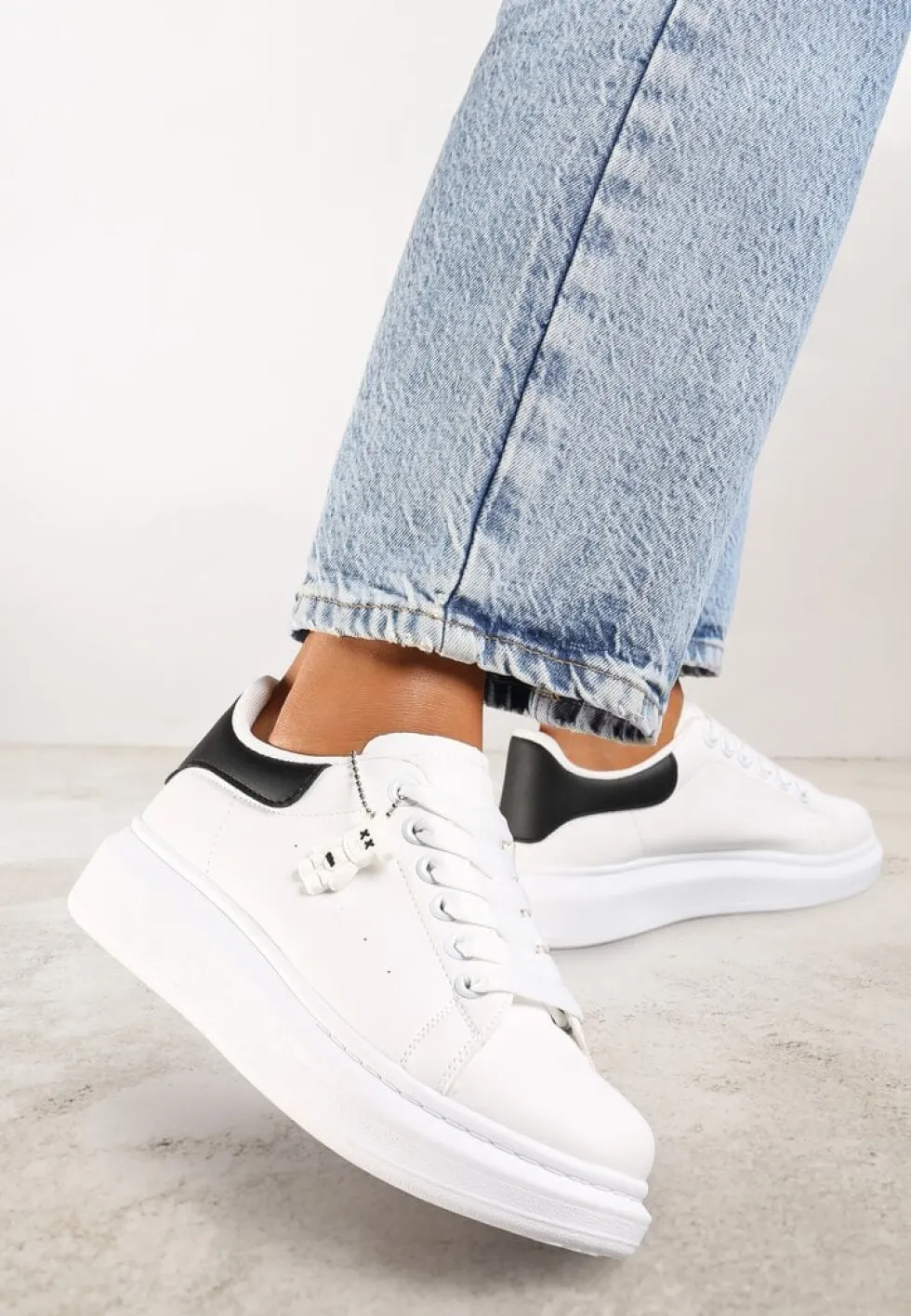 Biało-Czarne Casualowe Sneakersy z Zawieszką Misiem Ulevidia