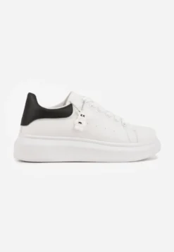 Biało-Czarne Casualowe Sneakersy z Zawieszką Misiem Ulevidia