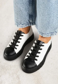 Biało-Czarne Płaskie Sneakersy Vices ze Sznurowaniem Lorori