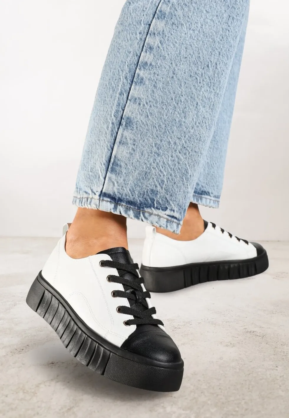 Biało-Czarne Płaskie Sneakersy Vices ze Sznurowaniem Lorori