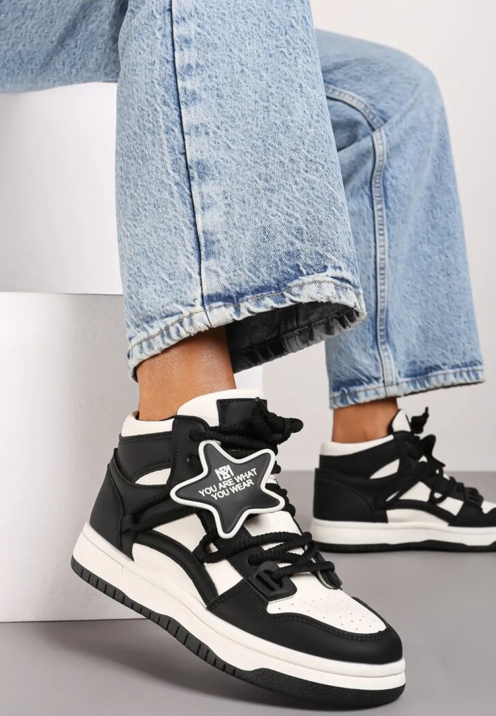 Biało-Czarne Płaskie Sneakersy za Kostkę Ozdobione Gwiazdą Saveline