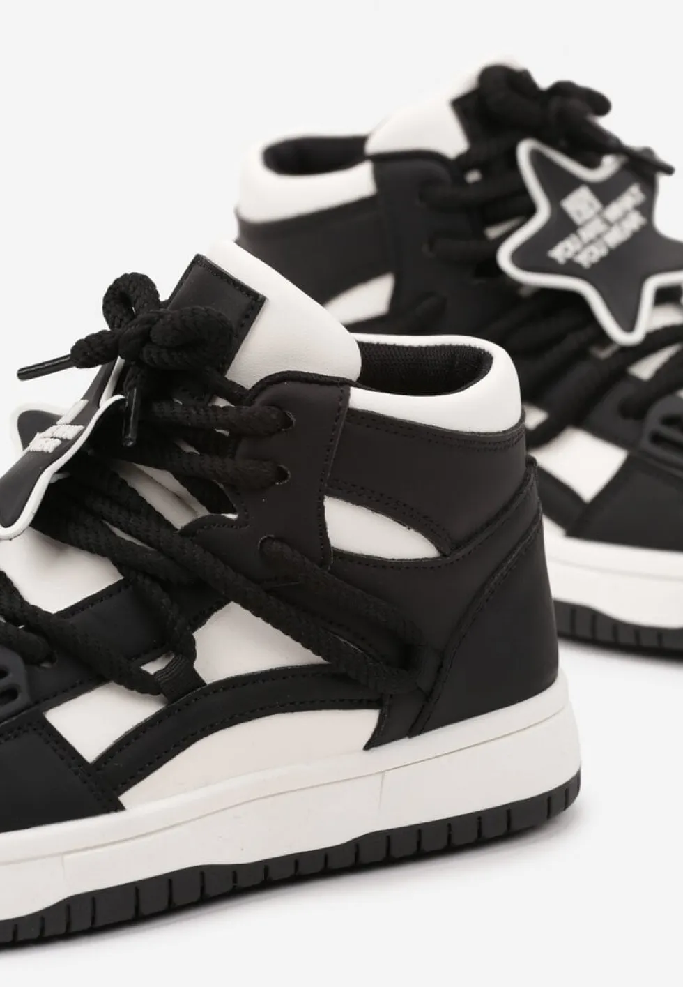 Biało-Czarne Płaskie Sneakersy za Kostkę Ozdobione Gwiazdą Saveline