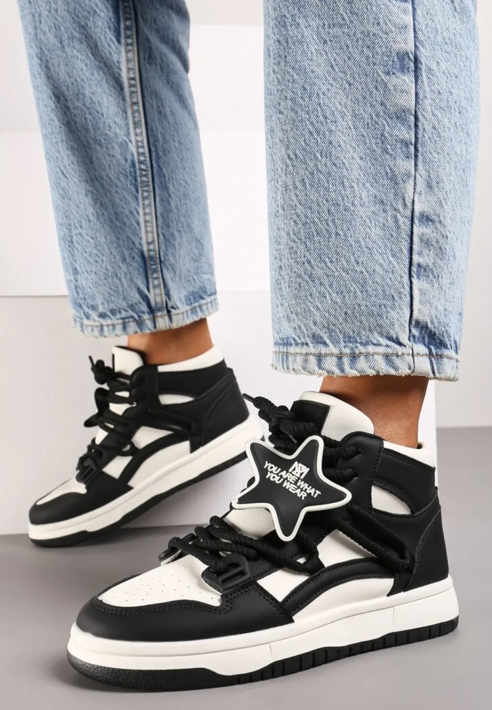 Biało-Czarne Płaskie Sneakersy za Kostkę Ozdobione Gwiazdą Saveline