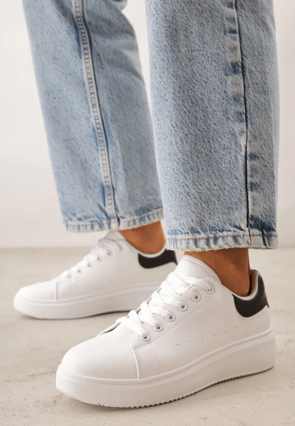 Biało-Czarne Sneakersy na Grubej Podeszwie ze Sznurowaniem Serizia