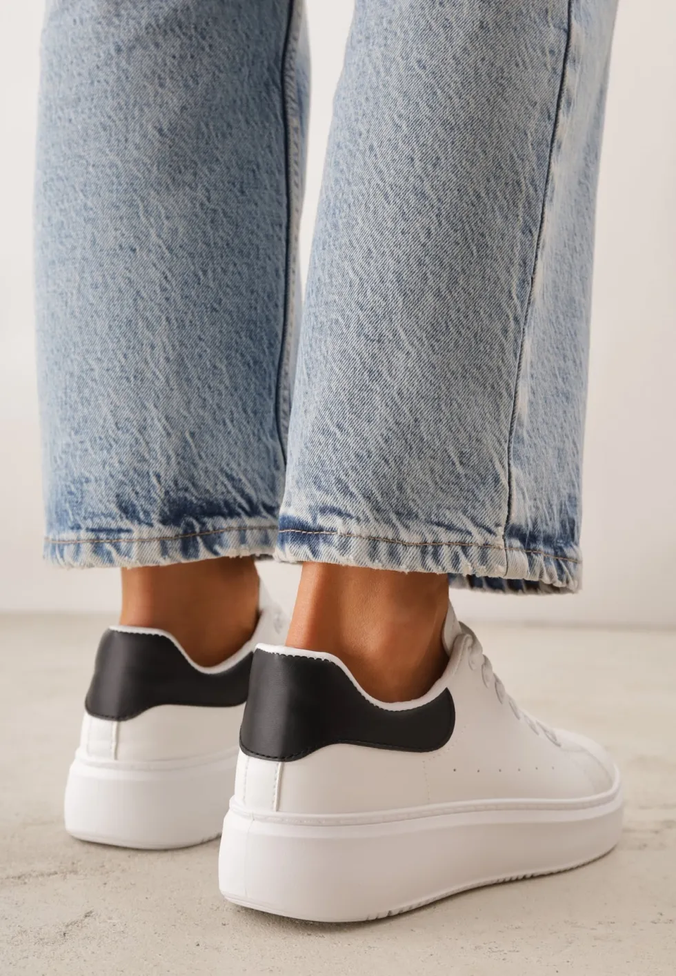 Biało-Czarne Sneakersy na Grubej Podeszwie ze Sznurowaniem Serizia