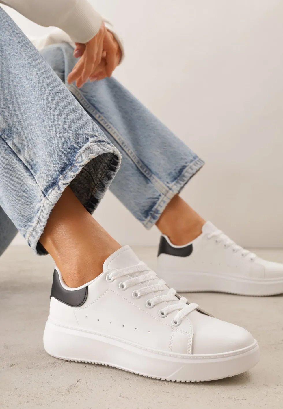 Biało-Czarne Sneakersy na Grubej Podeszwie ze Sznurowaniem Serizia