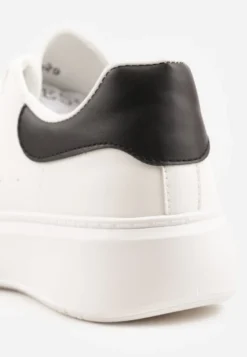 Biało-Czarne Sneakersy na Grubej Podeszwie ze Sznurowaniem Serizia