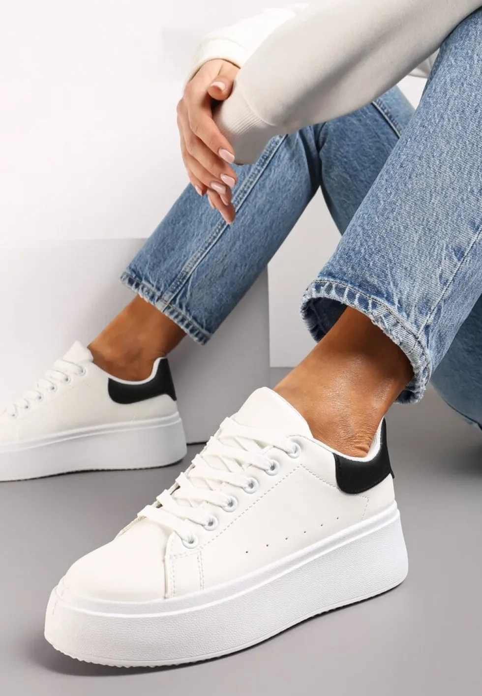 Biało-Czarne Sneakersy na Grubej Podeszwie Yarna