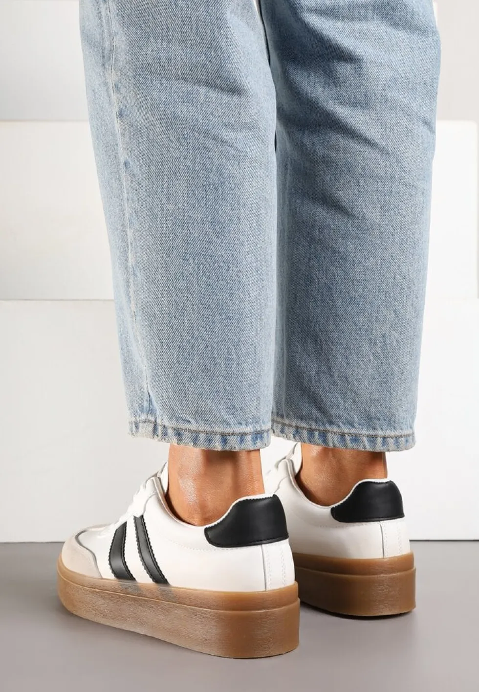 Biało-Czarne Sneakersy na Kauczukowej Podeszwie Ozdobione Paskami Nilimea