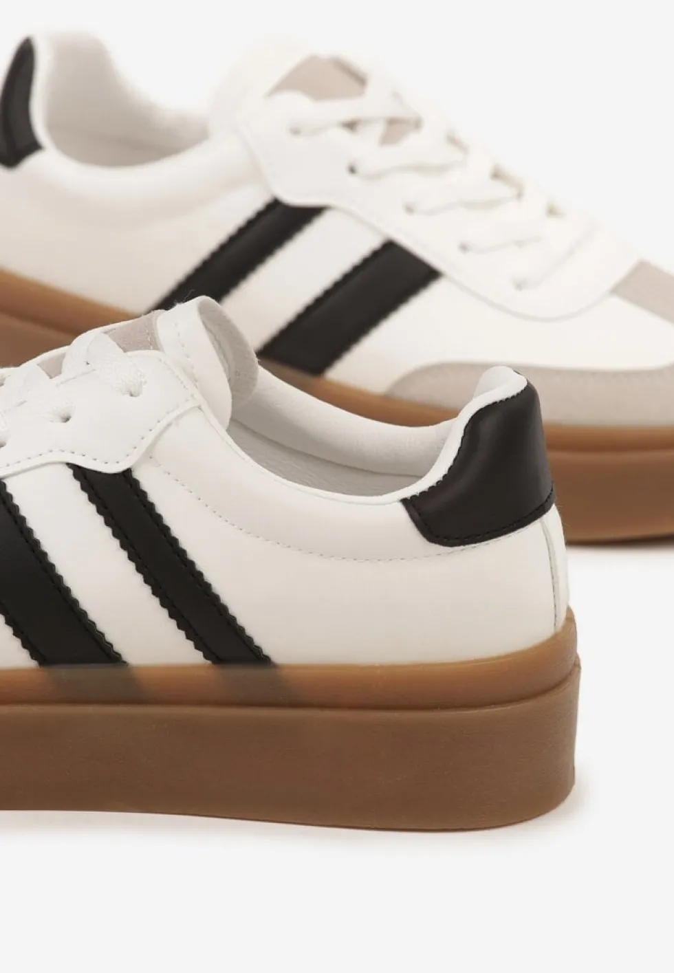 Biało-Czarne Sneakersy na Kauczukowej Podeszwie Ozdobione Paskami Nilimea