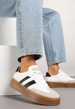 Biało-Czarne Sneakersy na Kauczukowej Podeszwie Ozdobione Paskami Nilimea