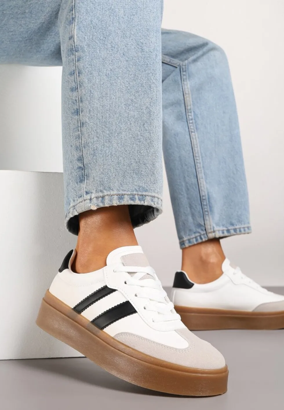 Biało-Czarne Sneakersy na Kauczukowej Podeszwie Ozdobione Paskami Nilimea