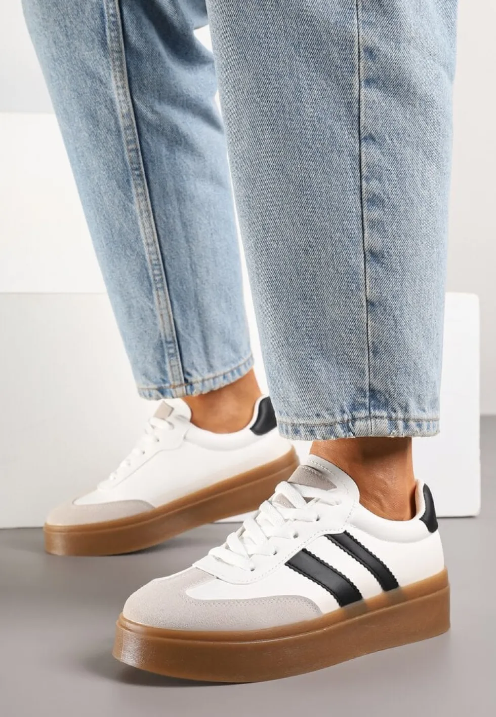 Biało-Czarne Sneakersy na Kauczukowej Podeszwie Ozdobione Paskami Nilimea