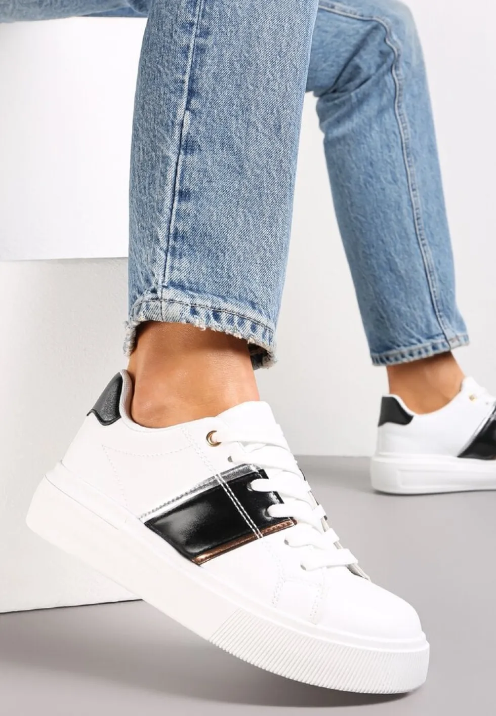 Biało-Czarne Sneakersy na Niskiej Platformie z Metalicznymi Wstawkami Tommu