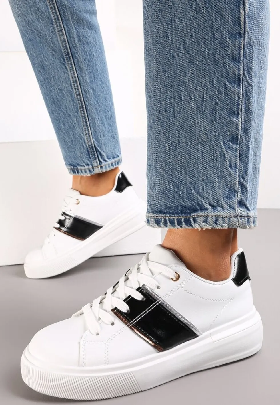 Biało-Czarne Sneakersy na Niskiej Platformie z Metalicznymi Wstawkami Tommu