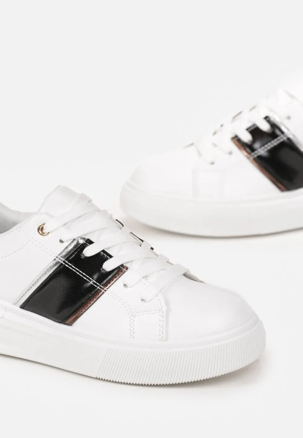 Biało-Czarne Sneakersy na Niskiej Platformie z Metalicznymi Wstawkami Tommu