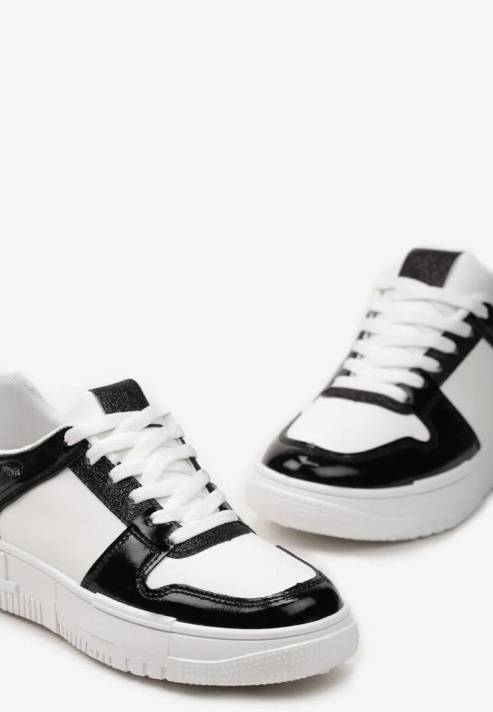Biało-Czarne Sneakersy na Niskiej Platformie z Brokatem Nuera