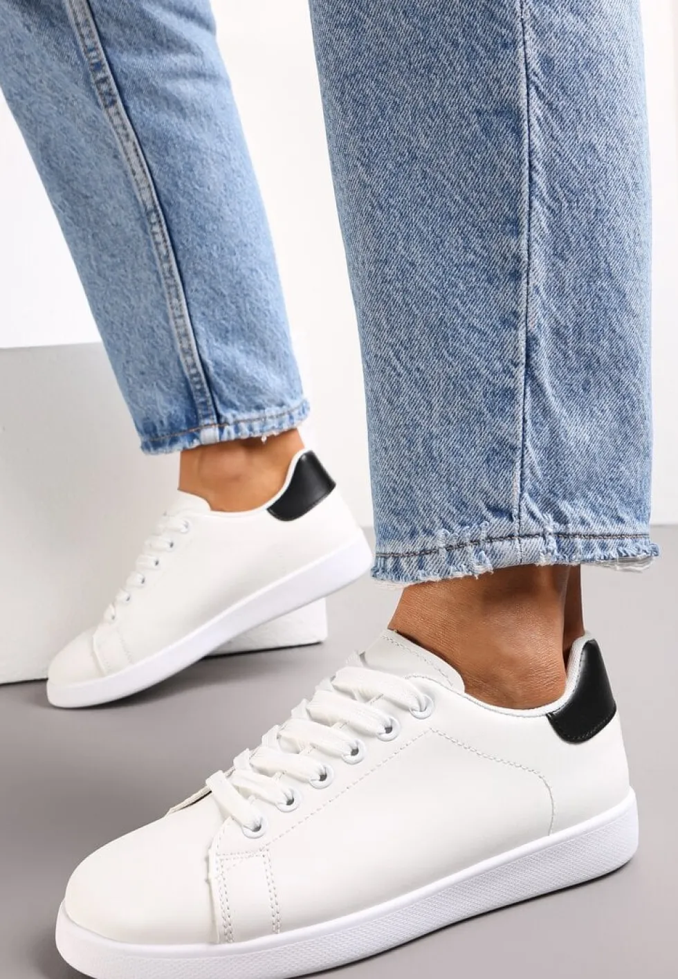 Biało-Czarne Sneakersy na Płaskiej Podeszwie z Ozdobną Wstawką i Sznurowaniem Neotine