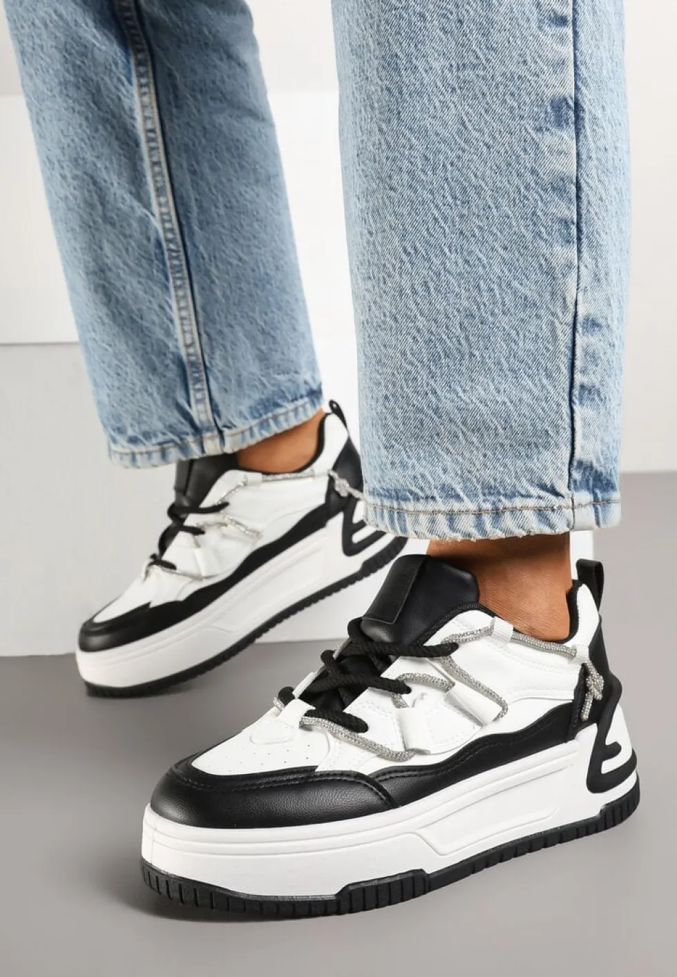 Biało-Czarne Sneakersy na Platformie z Paskiem z Cyrkonii Aneolin