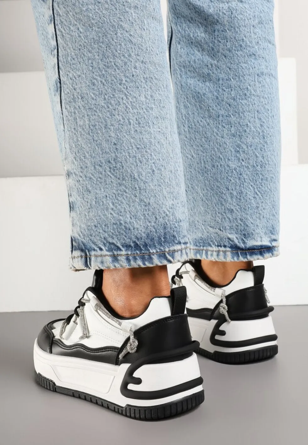 Biało-Czarne Sneakersy na Platformie z Paskiem z Cyrkonii Aneolin