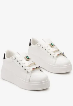 Biało-Czarne Sneakersy na Platformie z Biżuteryjnymi Zawieszkami na Sznurówkach Faeleen