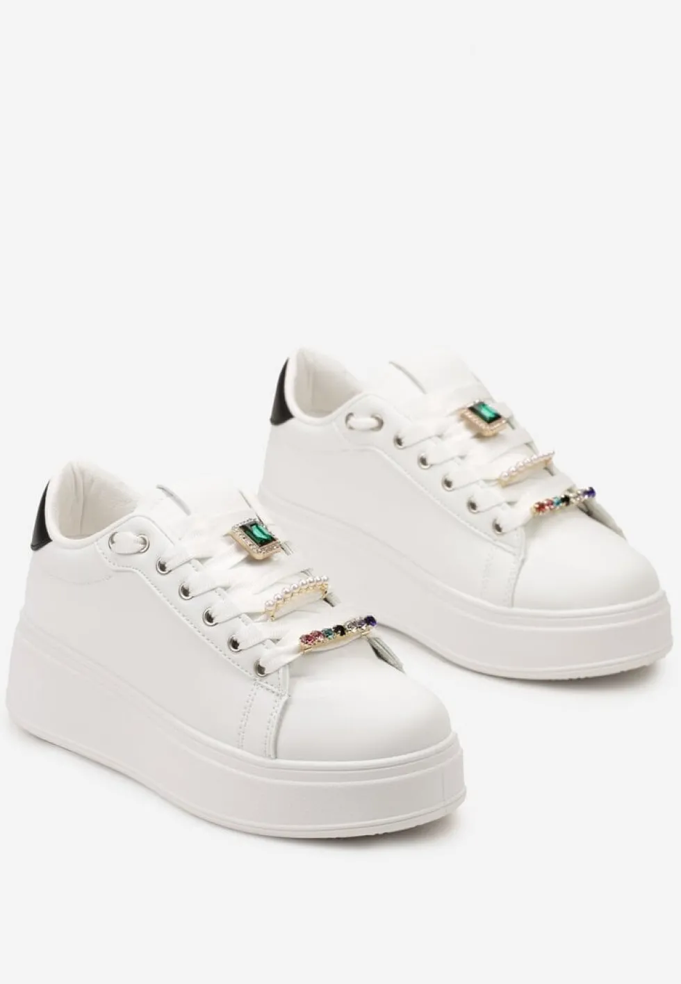 Biało-Czarne Sneakersy na Platformie z Biżuteryjnymi Zawieszkami na Sznurówkach Faeleen