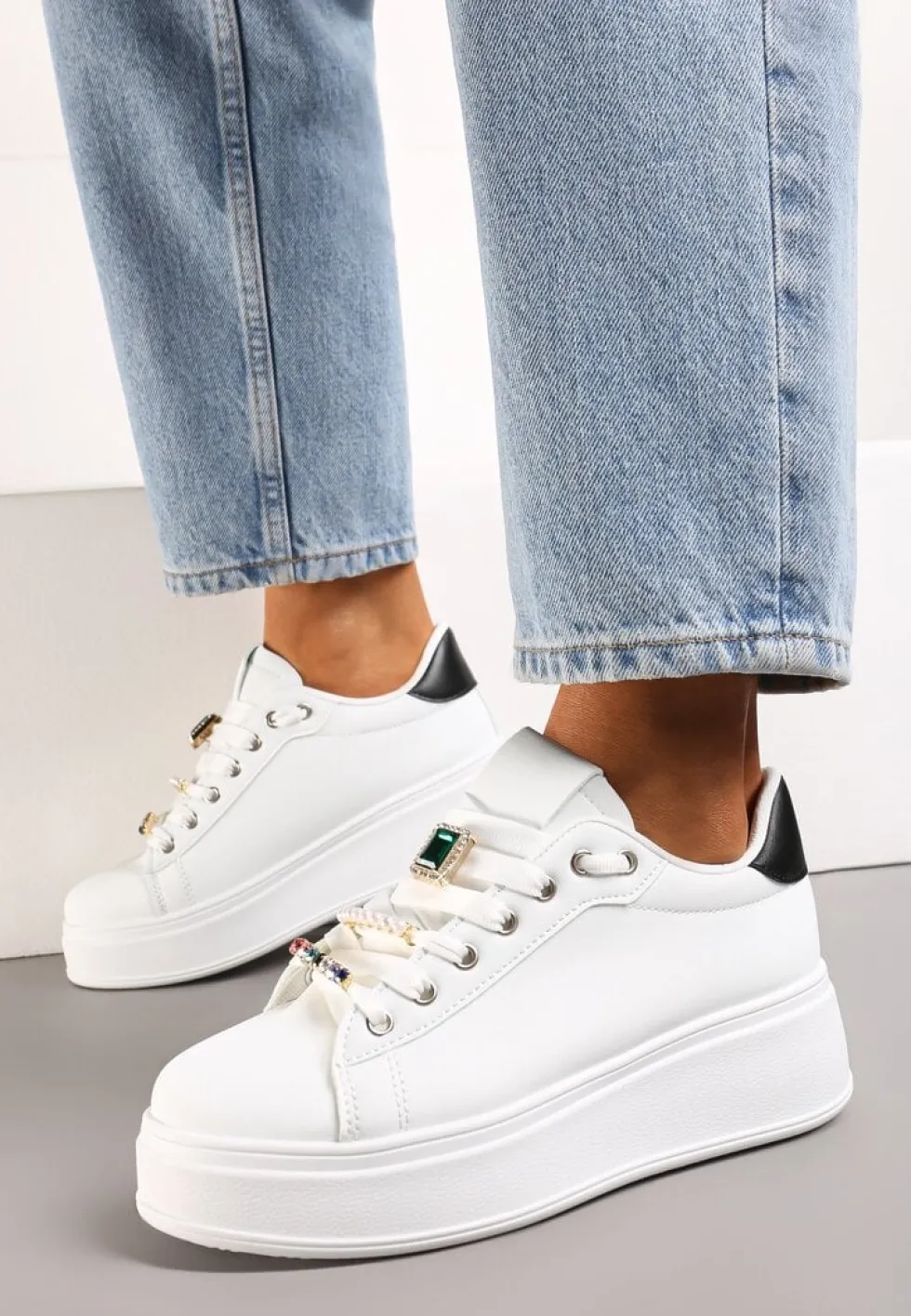 Biało-Czarne Sneakersy na Platformie z Biżuteryjnymi Zawieszkami na Sznurówkach Faeleen