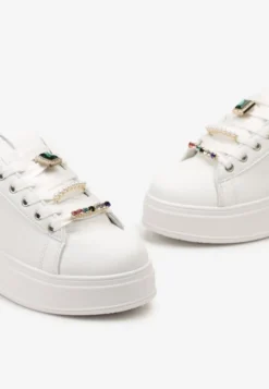 Biało-Czarne Sneakersy na Platformie z Biżuteryjnymi Zawieszkami na Sznurówkach Faeleen