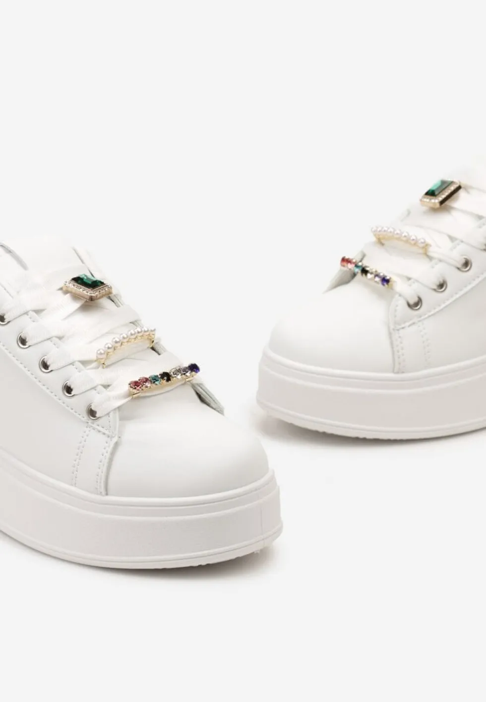 Biało-Czarne Sneakersy na Platformie z Biżuteryjnymi Zawieszkami na Sznurówkach Faeleen