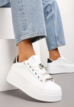 Biało-Czarne Sneakersy na Platformie z Biżuteryjnymi Zawieszkami na Sznurówkach Faeleen