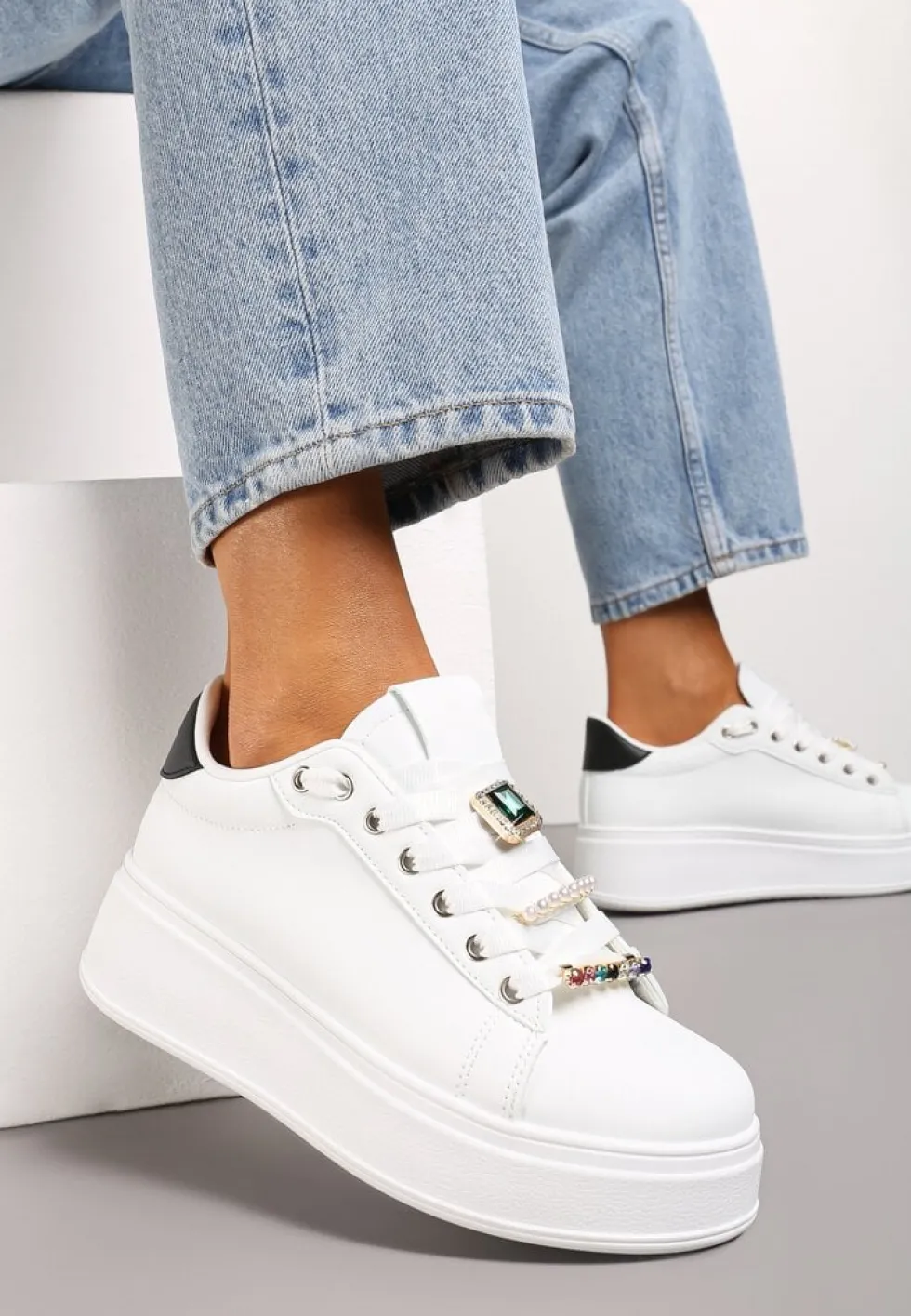 Biało-Czarne Sneakersy na Platformie z Biżuteryjnymi Zawieszkami na Sznurówkach Faeleen