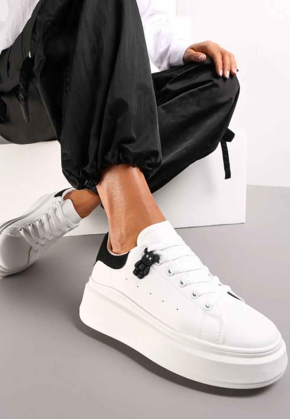 Biało-Czarne Sneakersy przed Kostkę na Platformie Phani