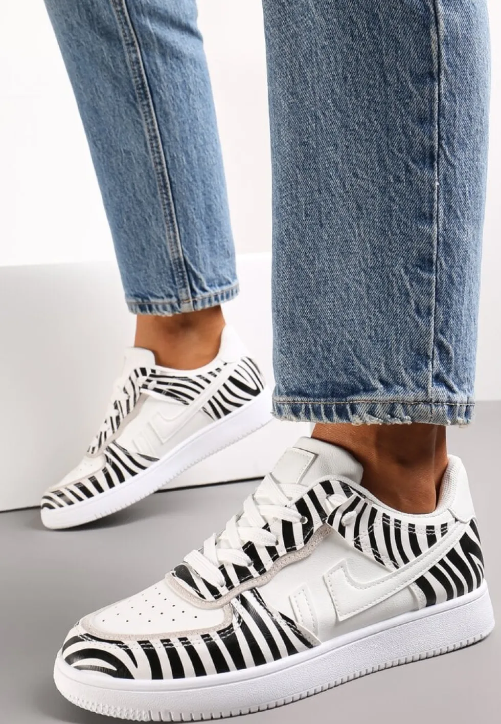Biało-Czarne Sneakersy przed Kostkę z Sznurowaniem Eleuteria