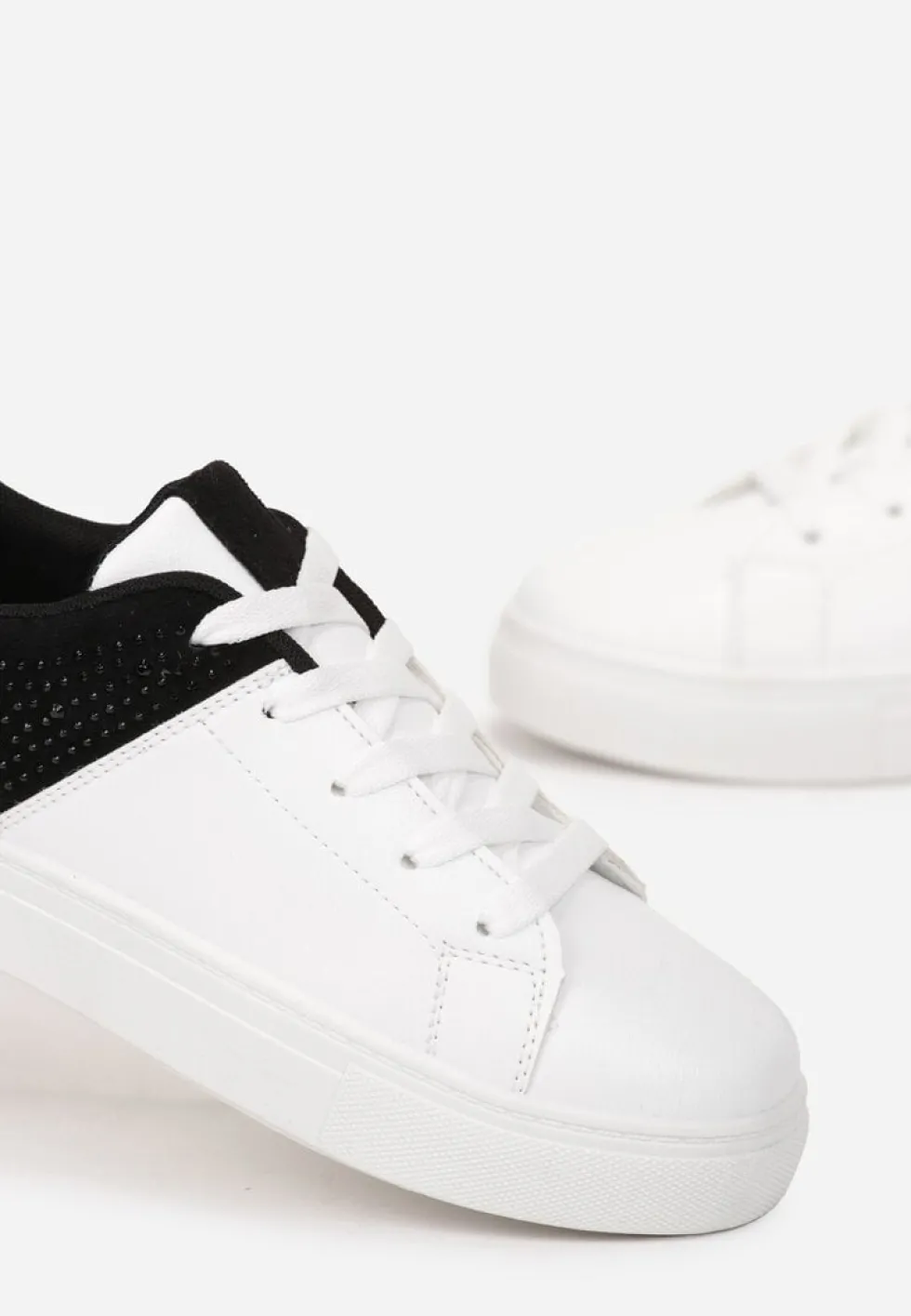 Biało-Czarne Sneakersy Sznurowane na Płaskiej Grubszej Podeszwie z Cyrkoniami Hanuel