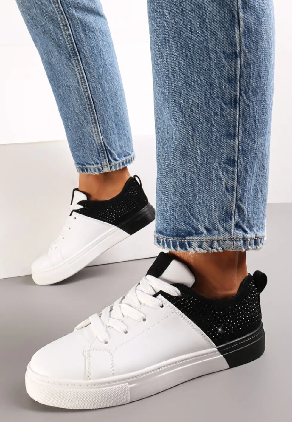 Biało-Czarne Sneakersy Sznurowane na Płaskiej Grubszej Podeszwie z Cyrkoniami Hanuel