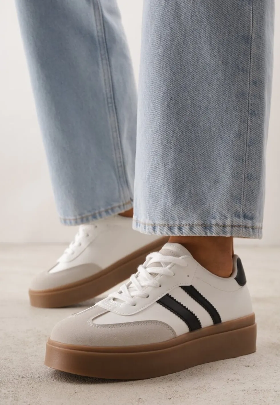 Biało-Czarne Sneakersy Tenisówki Ozdobione Paskami Sovresia