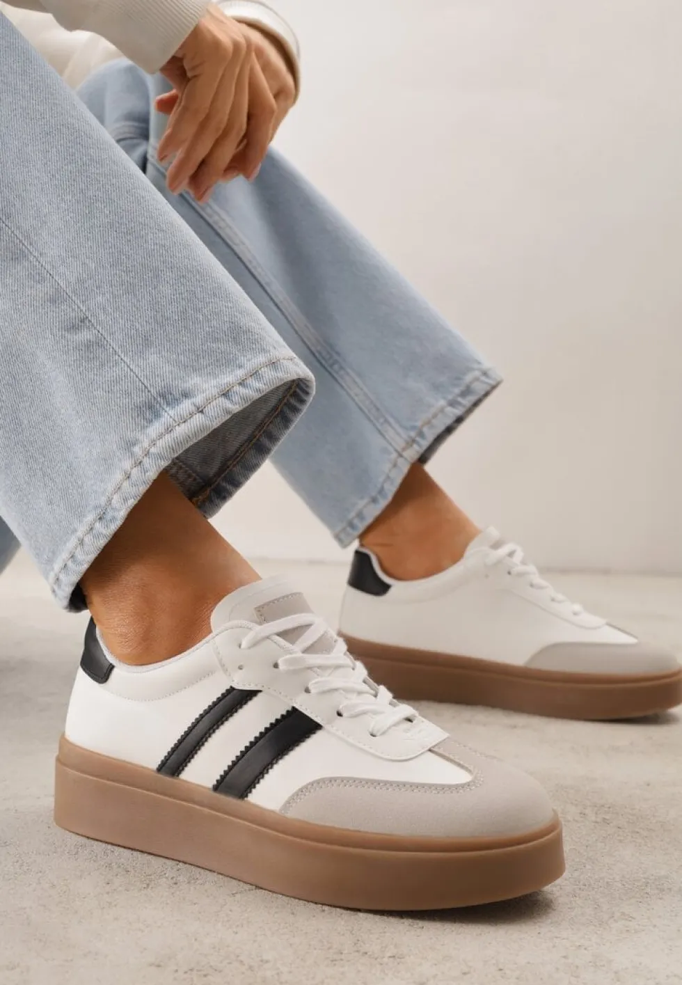 Biało-Czarne Sneakersy Tenisówki Ozdobione Paskami Sovresia