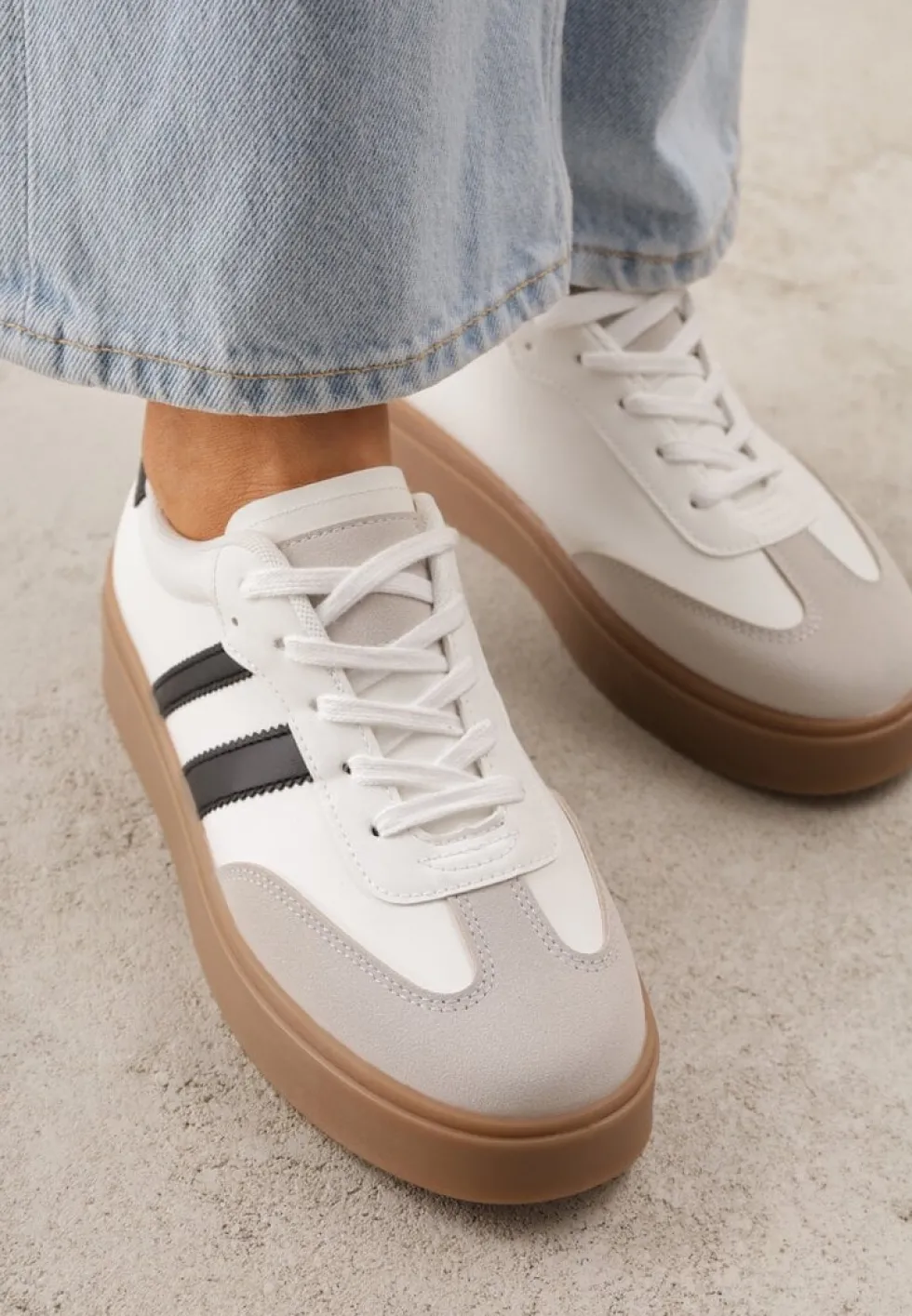 Biało-Czarne Sneakersy Tenisówki Ozdobione Paskami Sovresia