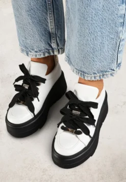 Biało-Czarne Sneakersy Vices na Płaskiej Podeszwie z Metalicznymi Ozdobami i Sznurowaniem Neladith