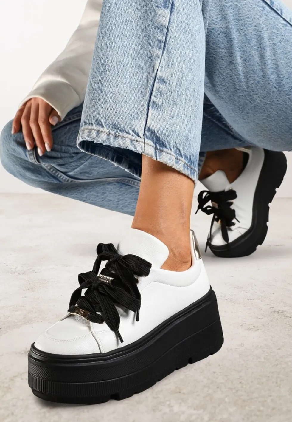 Biało-Czarne Sneakersy Vices na Płaskiej Podeszwie z Metalicznymi Ozdobami i Sznurowaniem Neladith