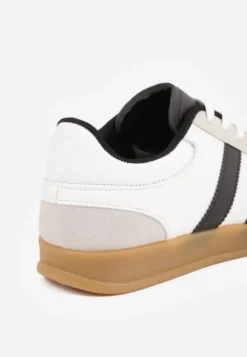 Biało-Czarne Sneakersy w Stylu Klasycznych Tenisówek Zdobione Przeszyciami Ivelfia
