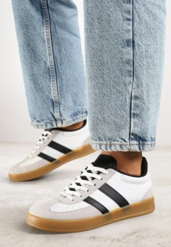 Biało-Czarne Sneakersy w Stylu Klasycznych Tenisówek Zdobione Przeszyciami Ivelfia